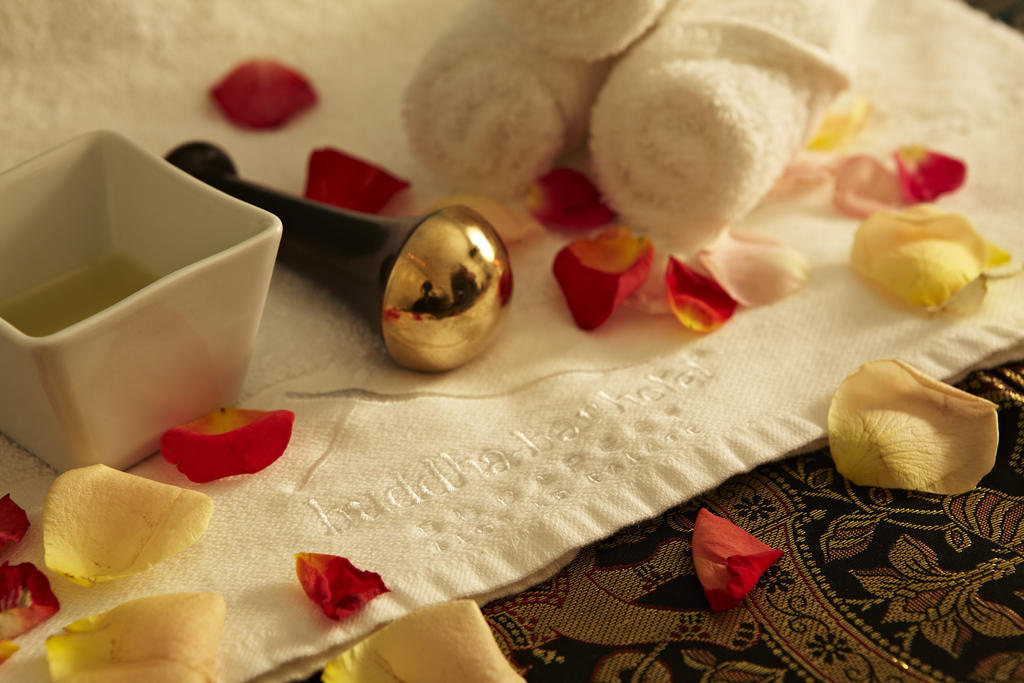 Buddha-Bar Hotel Budapest Klotild Palace 外观 照片 A golden Kegel bell