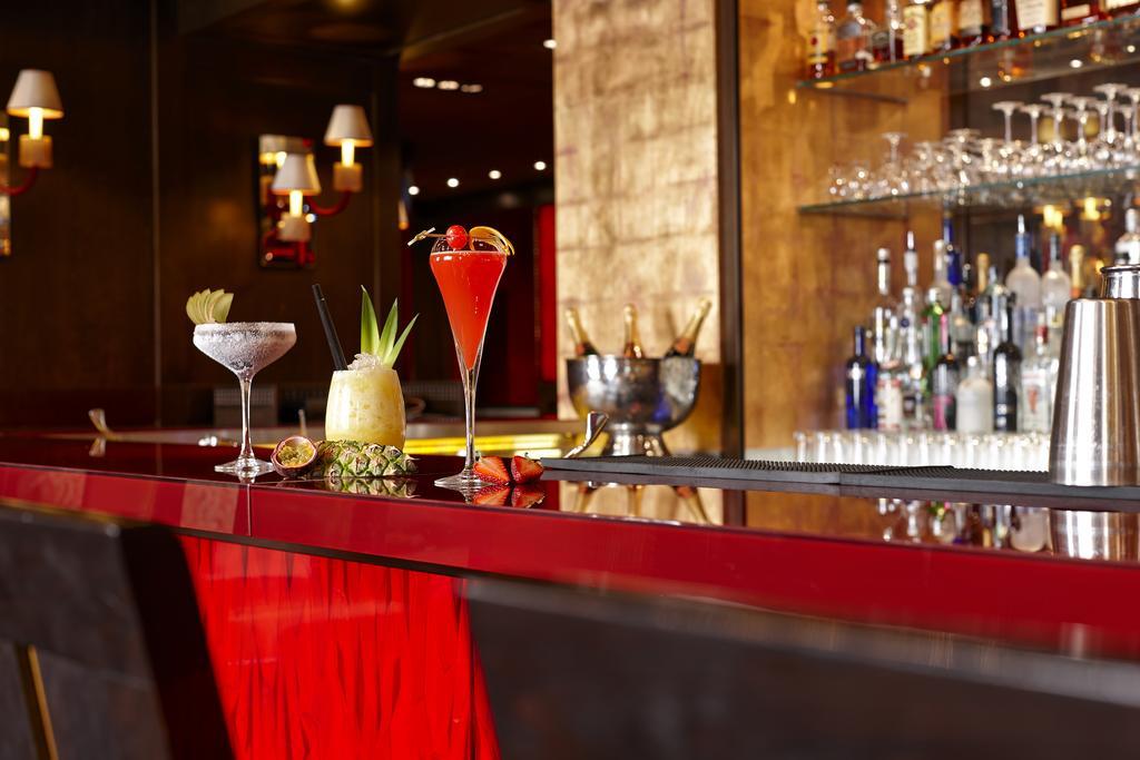 Buddha-Bar Hotel Budapest Klotild Palace 外观 照片 A bar at a hotel