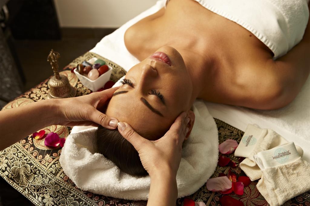 Buddha-Bar Hotel Budapest Klotild Palace 外观 照片 A woman receiving a facial massage