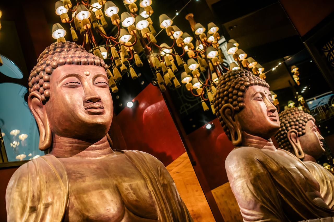 Buddha-Bar Hotel Budapest Klotild Palace 外观 照片 The Buddha statues at the entrance of the hotel