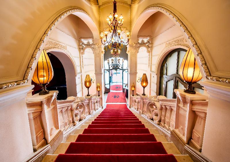 Buddha-Bar Hotel Budapest Klotild Palace 外观 照片 The staircase of the National Theatre