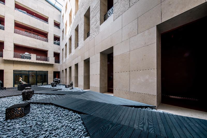 Buddha-Bar Hotel Budapest Klotild Palace 外观 照片 The courtyard of the museum